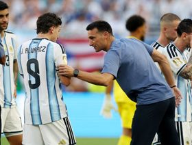 سكالوني يطلب من أتلتيكو مدريد "إسعاد" خوليان ألفاريز بعد فترة مضطربة