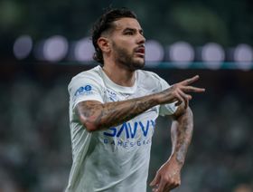 شاهد.. الهلال يصعق الأهلي بثلاثية في الشوط الأول وسط تألق بونو