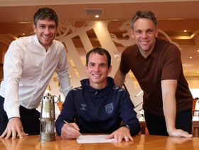 سندرلاند يكافئ مدربه على الصعود إلى الدوري الممتاز بعقد حتى 2028