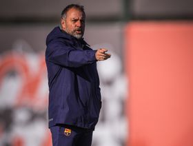 لماذا يسعى برشلونة إلى تمديد عقد هانزي فليك مجدداً حتى 2028؟