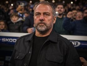 نجم برشلونة يصطدم بهانزي فليك بسبب رحيل درو