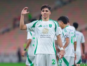 فيغا لاعب الأهلي السعودي يفتح باب العودة للدوري الإسباني