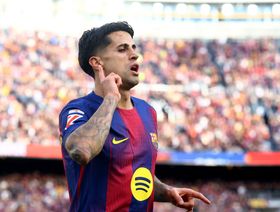 "أنا مرتبط بعقد مع فريق آخر".. كانسيلو يرد على بقائه مع برشلونة