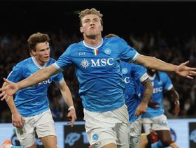 بعد إصابة سيسكو.. هل يستطيع يونايتد استعادة هويلوند من نابولي؟