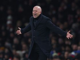 أزمة ليفربول مع "الدفاع المنخفض" تهدد موسم سلوت.. ما الحل؟