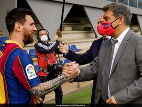 لابورتا يكشف المستور.. ماذا حدث بينه وبين ميسي في حفل الكرة الذهبية؟