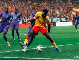 هزيمة دراماتيكية للانس أمام موناكو تهدد صدارته بالدوري الفرنسي