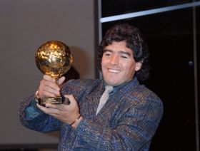 ورثة مارادونا يريدون منع بيع الكرة الذهبية التي فاز بها عام 1986