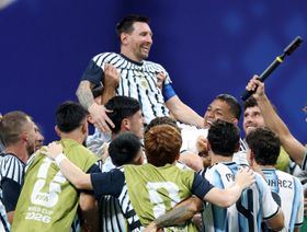 رئيس الأرجنتين يلوم التحكيم ويؤكد: العالم يغار منا