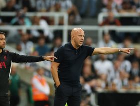 سلوت يرفض الحديث عن مستقبل إيزاك قبل مواجهة أرسنال