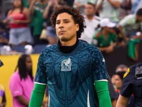 "تميمة المونديال".. حارس المكسيك الشهير قد يشارك للمرة السادسة في كأس العالم