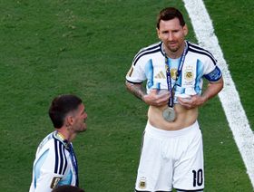 بعد الخسارة.. ليونيل ميسي يخلع قميص منتخب الأرجنتين للأبد؟