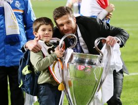 تفاصيل عقد تشابي مع ريال مدريد.. المدة؟ متى يبدأ؟ من مساعده؟