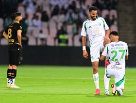 محرز يتألق في فوز الأهلي على الوحدة بالدوري السعودي