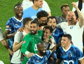 شاهد.. مدرب بيراميدز يحتفل بلقب الدوري المصري رغم تتويج الأهلي