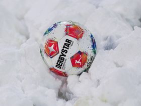 سوء الأحوال الجوية يتسبب بإلغاء مباريات في ألمانيا وإنجلترا