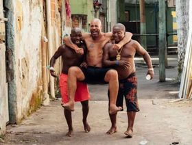 النجم البرازيلي السابق أدريانو يهدد محتالاً سرق أموال والدته