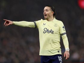 غريليش يثير الجدل من جديد في مانشستر.. صورة صادمة تشعل إنجلترا