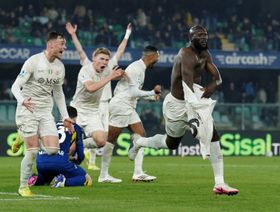 شاهد.. نابولي يفاقم معاناة فيرونا بفوز قاتل في الدوري الإيطالي