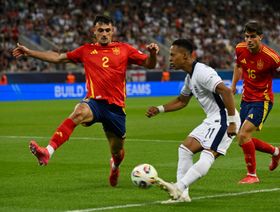 متفوقاً على برشلونة.. أتلتيكو مدريد يعزز جبهته اليمنى بلاعب ألميريا