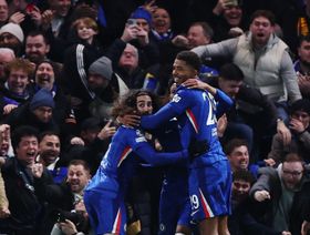 شاهد.. تشيلسي يتقدم على برشلونة بالنيران الصديقة وطرد أراوخو