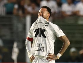 "رُكبة نيمار" تحرمه من مواجهة حاسمة لسانتوس في الدوري البرازيلي