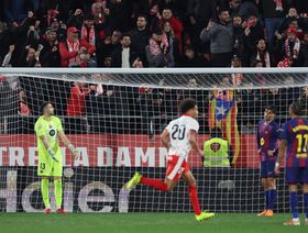 جوان غارسيا حارس برشلونة ينتقد احتساب هدف جيرونا الثاني