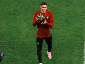 أشرف حكيمي يستعرض جائزة أفضل لاعب إفريقي قبل انطلاق "الكان"