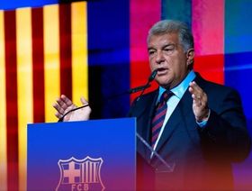 لابورتا إلى أتلتيكو: ألفاريز خيار برشلونة الوحيد هذا الصيف