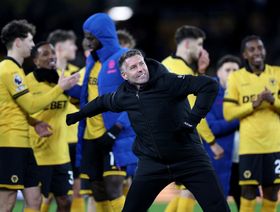 ولفرهامبتون ينتصر لأول مرة بسحق مدربه السابق في الدوري الإنجليزي