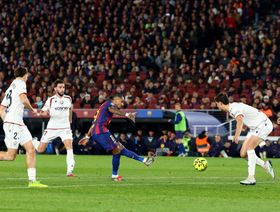 رافينيا ينهي صمود أوساسونا وبرشلونة يبتعد عن ريال مدريد بـ7 نقاط