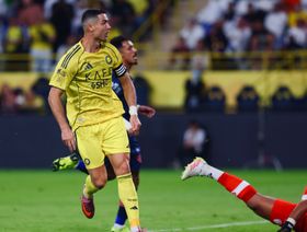 شاهد.. كريستيانو رونالدو يسجل هدفين ويقود النصر لفوز متأخر على الفيحاء