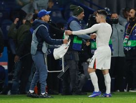 نيتو يفلت من الإيقاف بعد دفع "حامل الكرة" خلال مباراة سان جيرمان