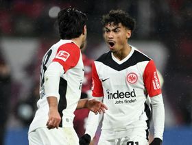 ريال مدريد وأرسنال يتسابقان على ضمّ مدافع شاب من فرانكفورت