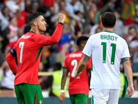 رونالدو يسجل ثنائية ويُعزز رقمه القياسي في فوز البرتغال على إيرلندا