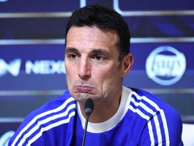 شاهد.. سكالوني يغادر مؤتمر الأرجنتين حزناً على بانيشيلي