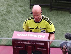 خطأ فيفا يكشف بشكل علني نقاش حكم VAR قبل طرد لاعب العراق