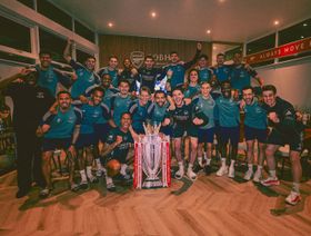 احتفالات صاخبة لجمهور أرسنال بلقب الدوري الإنجليزي بعد صيام 22 عاماً
