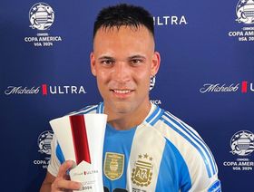 لاوتارو مارتينيز أفضل لاعب في مباراة الأرجنتين وبيرو