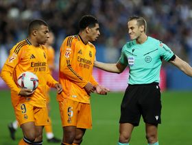 تقرير.. اسم مفاجئ لإدارة الكلاسيكو بين برشلونة وريال مدريد لأول مرة