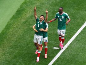شاهد.. المكسيك تفتتح كأس العالم بفوز سهل على 9 لاعبين من جنوب إفريقيا