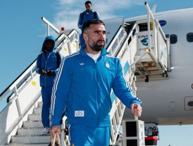 تصفيق كارفاخال لأسباس يثير غضب مشجعي ريال مدريد