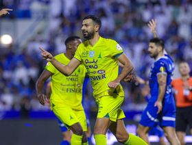 4 أرقام باهرة لمهاجم الخليج بعد هز شباك الهلال