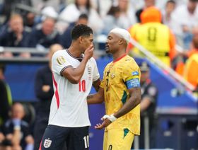 "يويفا" يُعاند "فيفا" برفض البطاقة الحمراء لمعاقبة "تغطية الفم"
