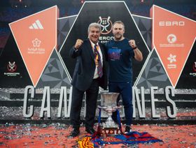 هل يستقيل هانزي فليك من تدريب برشلونة "لدعم" لابورتا؟