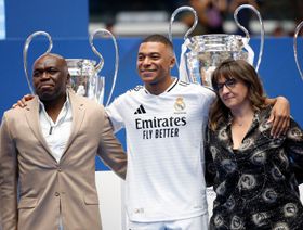 "تهمة الاغتصاب وصعوبات التأقلم في مدريد".. والدة كيليان مبابي تكشف المستور