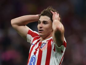 حرب ألفاريز تشتعل.. أتلتيكو مدريد يشكو برشلونة إلى فيفا