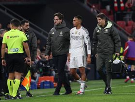 أمل ثم ألم.. أرنولد يقضي أمسية مليئة بالتناقضات أمام أتلتيك بلباو