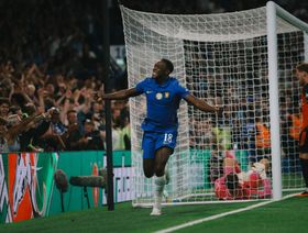 تشيلسي يتجاوز لوتون تاون بثنائية في كأس الرابطة الإنجليزية