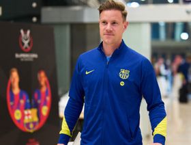 صدمة.. حارس برشلونة يغادر السعودية بعد إصابة مفاجئة قبل السوبر